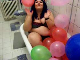 Vorschaubild vom Amateurporno mit dem Titel "Baden in Luftballons" von Scharfe-Kitty