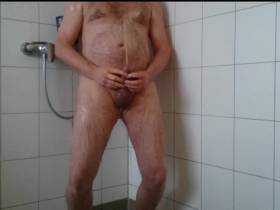 Vorschaubild vom Amateurporno mit dem Titel "Erleichterung in der Dusche" von nylonjunge