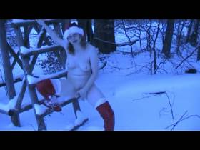 Vorschaubild vom Amateurporno mit dem Titel "Nackte Weihnachtsfrau beim Pissen" von Mietzekatze18
