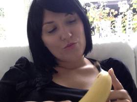 Vorschaubild vom Amateurporno mit dem Titel "Auf vielfachen Wunsch verschlinge ich ganz genüsslich eine Banane! Lecker!" von Miss-Doertie