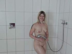 Vorschaubild vom Amateurporno mit dem Titel "Beim pinkeln in der Dusche gefilmt" von SonjaSexyAC