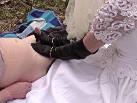 Vorschaubild vom Amateurporno mit dem Titel "Im Freien Handjob im Hochzeitskleid" von bondageangel
