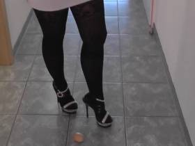 Vorschaubild vom Amateurporno mit dem Titel "Ich crushe ein ei mit meinen geilen strass-heels" von geilblasen
