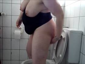 Vorschaubild vom Amateurporno mit dem Titel "Geile Milf im Bad" von smfreund60