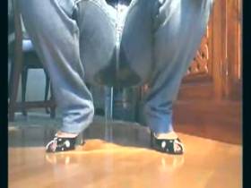 Vorschaubild vom Privatporno mit dem Titel "In die Jeans gepisst" von heelsschlampe
