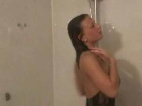 Vorschaubild vom Privatporno mit dem Titel "Im catsuit duschen" von sexyandhot