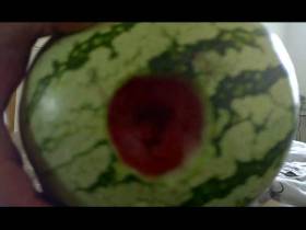 Vorschaubild vom Amateurporno mit dem Titel "Melone befickt und besamt" von Duftfan