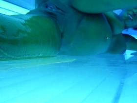 Vorschaubild vom Amateurporno mit dem Titel "Schwangere bepisst sich im Solarium" von herrinsamira