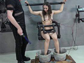 Vorschaubild vom Privatporno mit dem Titel "Titten und Füße unter Strom" von Female-Domination