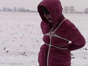Vorschaubild vom Amateurporno mit dem Titel "Transportiert und mit Seilen gefesselt auf einem schneebedeckten Feld" von bondageangel