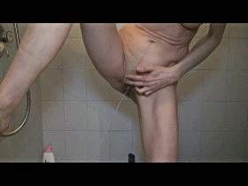 Vorschaubild vom Privatporno mit dem Titel "In die Dusche gepisst" von Sue-Allen