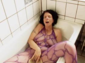 Vorschaubild vom Amateurporno mit dem Titel "Im Catsuit in der Badewanne	" von Sexy-Noemi