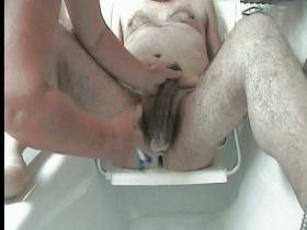 Vorschaubild vom Amateurporno mit dem Titel "User in der Wanne rasiert" von babs-ol
