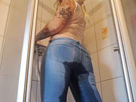 Vorschaubild vom Privatporno mit dem Titel "Vollgepisste Jeans reicht mir nicht, ich will es noch nasser" von EvilBitch