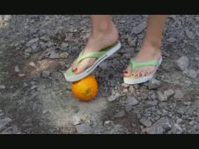 Vorschaubild vom Privatporno mit dem Titel "Crushing Orange mit Flip Flops" von Lady_Alegria