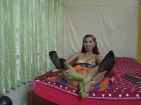 Vorschaubild vom Amateurporno mit dem Titel "Zwei Papaya eine in die Möse und ein in den Arsch" von Thai4you