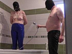 Vorschaubild vom Amateurporno mit dem Titel "Wet-blue-Leggings" von bondageangel