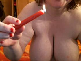 Vorschaubild vom Amateurporno mit dem Titel "Heißer Kerzenwachs auf Brüste,nach Duschen!" von SecretHolly