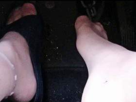 Vorschaubild vom Privatporno mit dem Titel "Badelatschen im Auto ** Nylon Feet **" von nylonjunge
