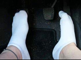 Vorschaubild vom Privatporno mit dem Titel "Weiße Sneaker Socken im Auto ** Pedal Pumping **" von nylonjunge
