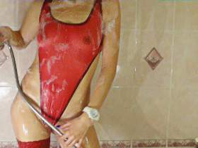 Vorschaubild vom Privatporno mit dem Titel "Nikki im roten Badeanzug und Strümpfe" von tomnata