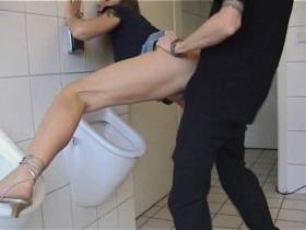 Vorschaubild vom Amateurporno mit dem Titel "Auf den Klo gefickt" von Wild-Slut