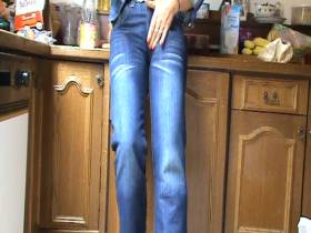 Vorschaubild vom Amateurporno mit dem Titel "Eine nagel neue billig jeans" von heelqueen