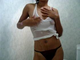 Vorschaubild vom Amateurporno mit dem Titel "Duschen mit  weissen shirt" von Asiateeny