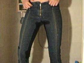 Vorschaubild vom Privatporno mit dem Titel "In die Jeans gepisst" von GeileDiana