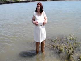 Vorschaubild vom Privatporno mit dem Titel "Weißes Minikleid im Rhein" von Lady-Ambrosya