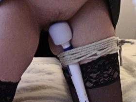 Vorschaubild vom Amateurporno mit dem Titel "Kleine Fenster Bondage, 23. Oktober: Knien auf dem Bett" von bondageangel
