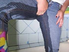 Vorschaubild vom Amateurporno mit dem Titel "In Jeans im Bad gepisst" von Snejka