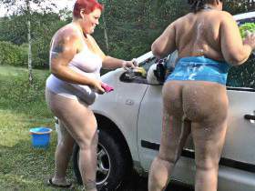 Vorschaubild vom Privatporno mit dem Titel "2 sexy Lesben waschen Auto 1" von crazy1963