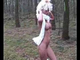Vorschaubild vom Amateurporno mit dem Titel "Nackt im Wald" von HotTamara