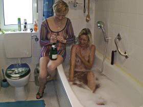 Vorschaubild vom Privatporno mit dem Titel "Ein Bad mit meiner Freundin Teil 1/2" von Spermageile-Rita