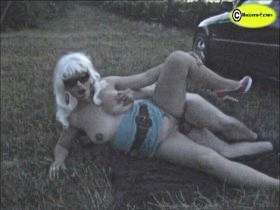 Vorschaubild vom Amateurporno mit dem Titel "Blond Pinkie fickt outdoor" von Madonna-Extrem
