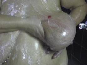 Vorschaubild vom Amateurporno mit dem Titel "Duschen Teil 1" von Traumbusen