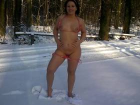 Vorschaubild vom Privatporno mit dem Titel "Mein erster Orgasmus im Schnee dieses Jahr,beide Löcher gestopft" von ViolettaAngel