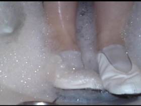 Vorschaubild vom Privatporno mit dem Titel "Gymnastikschuhe in der Badewanne **FAN Wunsch**" von Lina989