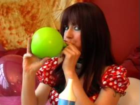 Vorschaubild vom Privatporno mit dem Titel "Blow Up & Pop Balloons" von juicy-julie