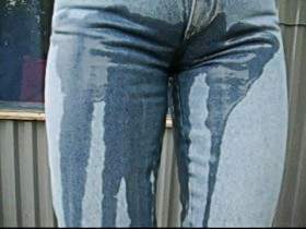 Vorschaubild vom Amateurporno mit dem Titel "Jeans voll gepisst" von Analluder46