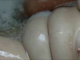 Vorschaubild vom Privatporno mit dem Titel "Dicke Hausfrau beim baden" von Heideroeschen55