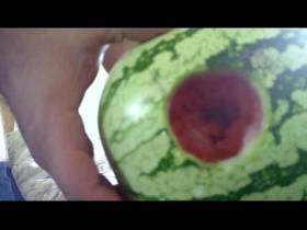Vorschaubild vom Amateurporno mit dem Titel "Die Wassermelone befickt" von Duftfan