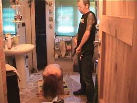 Vorschaubild vom Amateurporno mit dem Titel "Haare waschen mit Pisse und viiieeel Schaum" von Wild-Slut