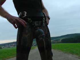 Vorschaubild vom Amateurporno mit dem Titel "Pissen auf dem Feldweg" von FFLoch