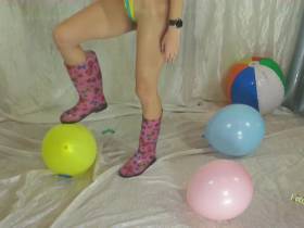 Vorschaubild vom Privatporno mit dem Titel "Nikki bläst Ballons auf und lässt sie platzen" von tomnata