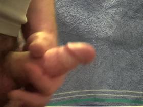 Vorschaubild vom Amateurporno mit dem Titel "Der geile Trick beim Wichsen mit Kondom" von mickyonline