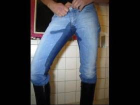 Vorschaubild vom Amateurporno mit dem Titel "Jeans vollgepisst" von Biest-Lucia
