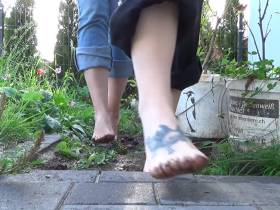 Vorschaubild vom Amateurporno mit dem Titel "Vier nackte Füße im Garten" von GypsyPage
