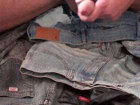 Vorschaubild vom Privatporno mit dem Titel "Wichsen - Wichsen - Wichsen - Spritzen auf Jeans" von misssixtygeil